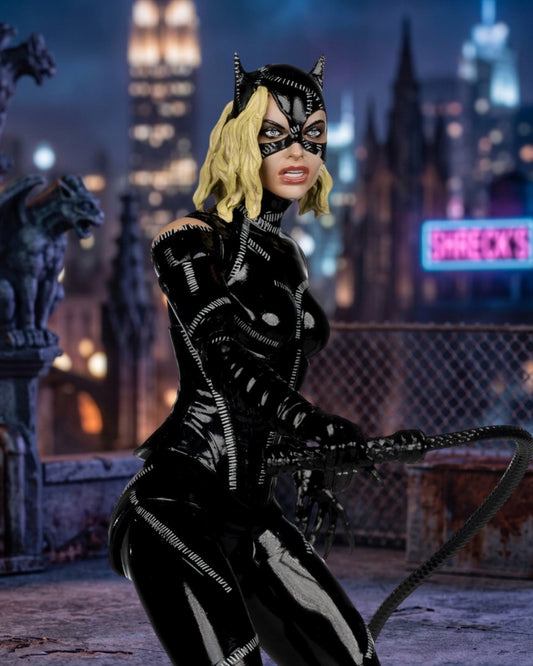 Deluxe Theatrical Edition Batman Returns Battle Damaged Catwoman 7-Inch Scale Action Figure